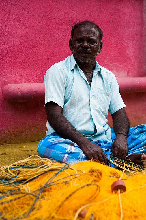 Naprawa sieci rybackiej (Mamallapruam, Tamil Nadu) (Indie. Dzień jak co dzień.)